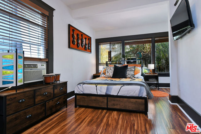 224 Horizon Avenue, Venice CA: https://media.crmls.org/mediaz/395bcd34-5629-491f-9cdf-687799cdafda.jpg