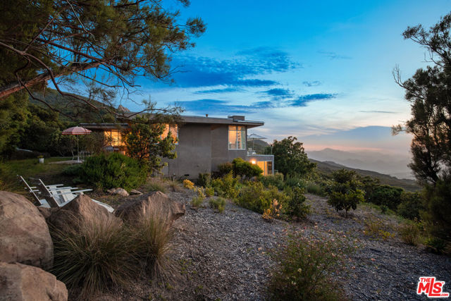 475 Stunt Road, Calabasas CA: https://media.crmls.org/mediaz/395c1ddb-5302-48a3-8258-22c4d3473262.jpg