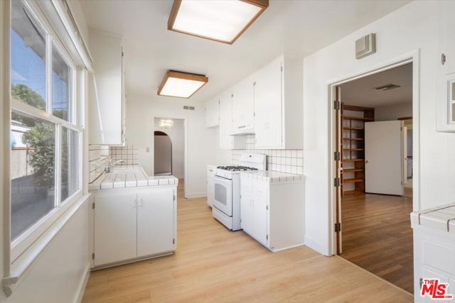 12848 Tiara Street, Valley Village CA: https://media.crmls.org/mediaz/395d4685-c9f5-4ed6-b9d0-0d3d22bfedff.jpg