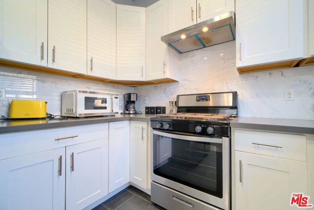 6831 6831 1/2 Hinds Avenue, North Hollywood CA: https://media.crmls.org/mediaz/395de7ed-9c0f-447c-9777-4a631b8629ae.jpg