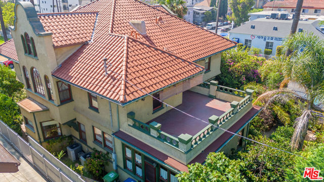 1049 Elden Avenue, Los Angeles CA: https://media.crmls.org/mediaz/395fa4d3-e913-431f-a1e7-749d25e46780.jpg