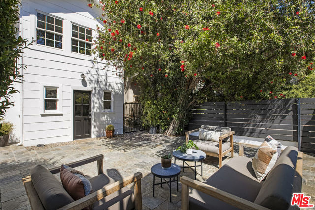 3831 Fernwood Avenue, Los Angeles CA: https://media.crmls.org/mediaz/395ff069-6381-482c-8ed9-31d064918b67.jpg