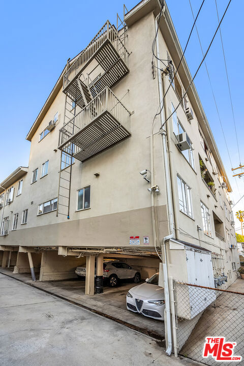 8218 De Longpre Avenue, West Hollywood CA: https://media.crmls.org/mediaz/3960493c-e305-488f-91fc-1c5d0aef0811.jpg