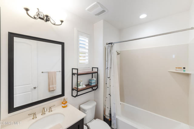 12809 Lone Trail Court, Moorpark CA: https://media.crmls.org/mediaz/3960fbdb-c42c-48e4-a891-79059fb71eac.jpg