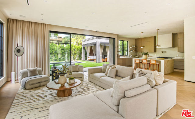 4112 Shadyglade Avenue, Studio City CA: https://media.crmls.org/mediaz/3961d82f-bd1d-4603-8928-4e46158136d9.jpg