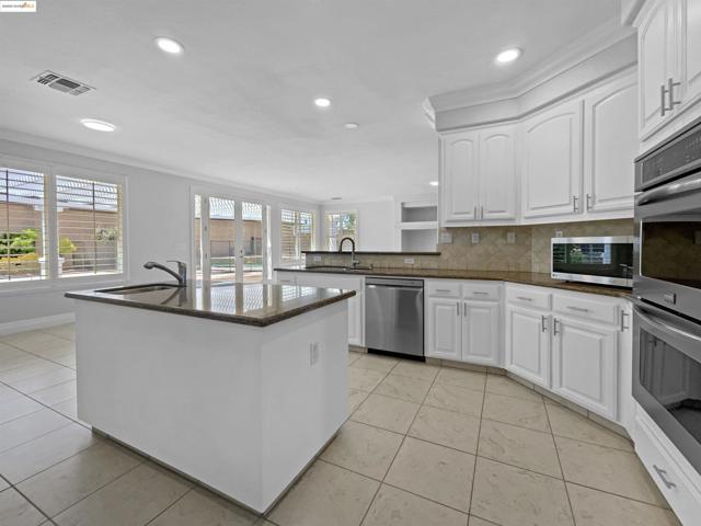 1127 Santa Margherita Way, Brentwood CA: https://media.crmls.org/mediaz/39626073-f4ab-46eb-82b7-5d905ba53ac6.jpg