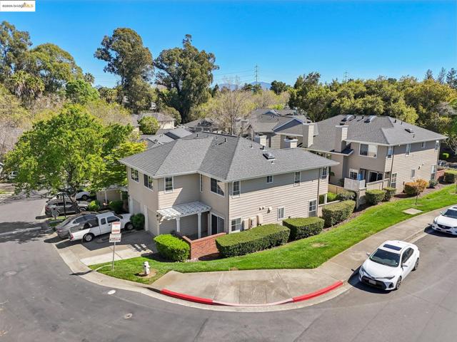 204 Pebblecreek Ct, Martinez CA: https://media.crmls.org/mediaz/396325f4-3338-4f0b-a712-119c61d9d99d.jpg