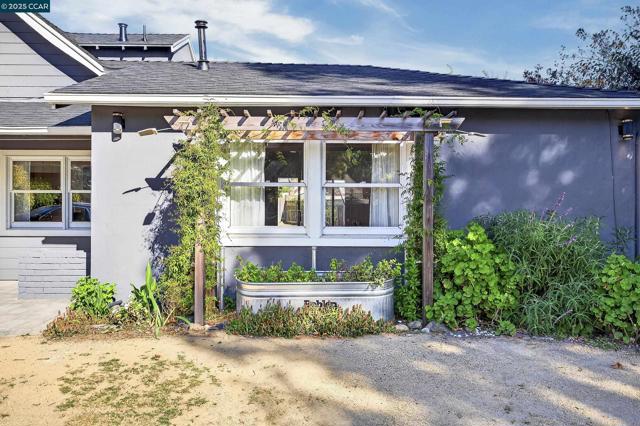 5774 Friar Ct, El Sobrante CA: https://media.crmls.org/mediaz/396375cc-a7d1-417d-8d86-b3c156a767a0.jpg