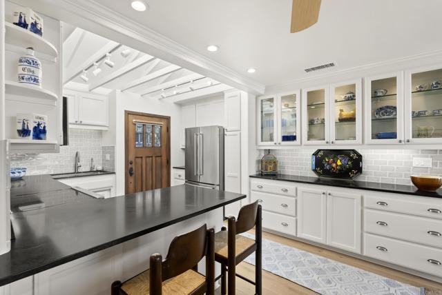 1552 Camino Del Mar, Del Mar CA: https://media.crmls.org/mediaz/39640d10-38b8-475b-82a5-242ce464772c.jpg