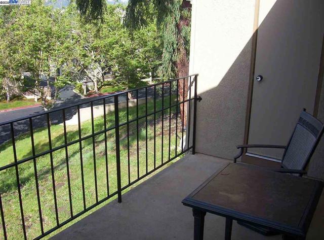 2000 Canyon Woods Dr, San Ramon CA: https://media.crmls.org/mediaz/3965abff-fcb8-475c-b97e-29759cd41690.jpg