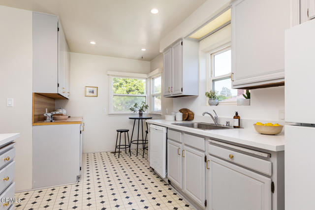 5134 Monte Bonito Drive Drive, Los Angeles CA: https://media.crmls.org/mediaz/3965ecc1-0bbf-4f1c-9a0a-c2f3821618b0.jpg
