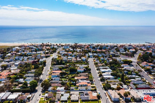 8701 Delgany Avenue, Playa del Rey CA: https://media.crmls.org/mediaz/39661948-b6a6-46fe-b208-8d70f0cc9802.jpg