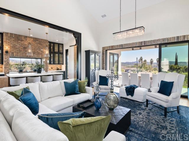 2255 Via Dulcea, Fallbrook CA: https://media.crmls.org/mediaz/39668941-16a7-4c53-8c7f-d44fde8ff229.jpg