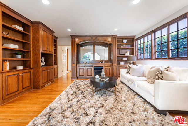 475 S Rodeo Drive, Beverly Hills CA: https://media.crmls.org/mediaz/39678e15-789e-401f-be5d-c2f2891fed4b.jpg