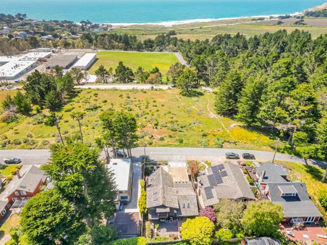 1025 Tamarind Street, Montara CA: https://media.crmls.org/mediaz/3967e3ac-3ce0-4e23-87f4-dbf1cfa15e17.jpg
