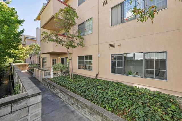 Image 27 of 40 For 22530 3rd St  107