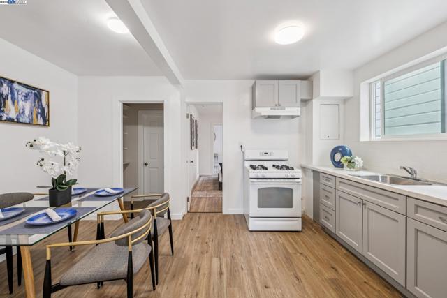 545 Central Ave, Alameda CA: https://media.crmls.org/mediaz/39685da0-9038-4b3f-b89f-38a59e51c444.jpg