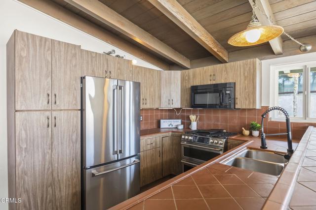 1218 Cornwall Lane, Ventura CA: https://media.crmls.org/mediaz/396a9fc3-b70b-47cf-8a20-64ed22a0209e.jpg