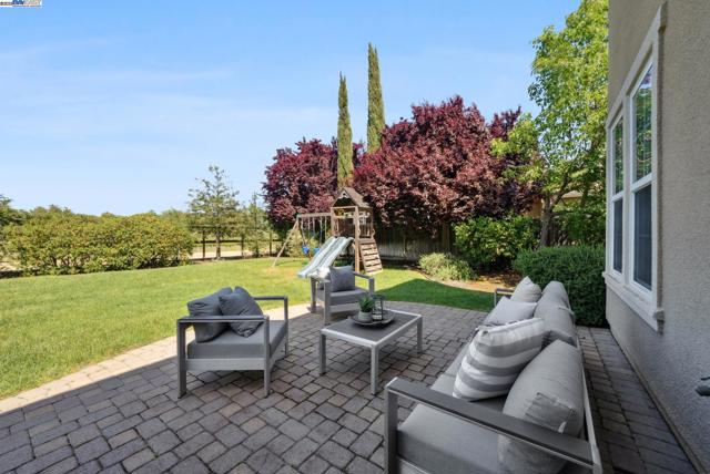 2307 Vineyard Heights Ln, Pleasanton CA: https://media.crmls.org/mediaz/396b7014-50f7-4e99-bb52-52bb6101d97e.jpg