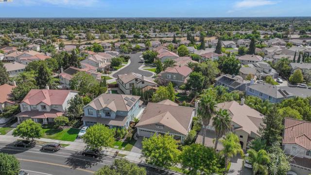 342 Roundhill Dr, Brentwood CA: https://media.crmls.org/mediaz/396b7bbd-7763-41f3-b60c-208ffe17580c.jpg