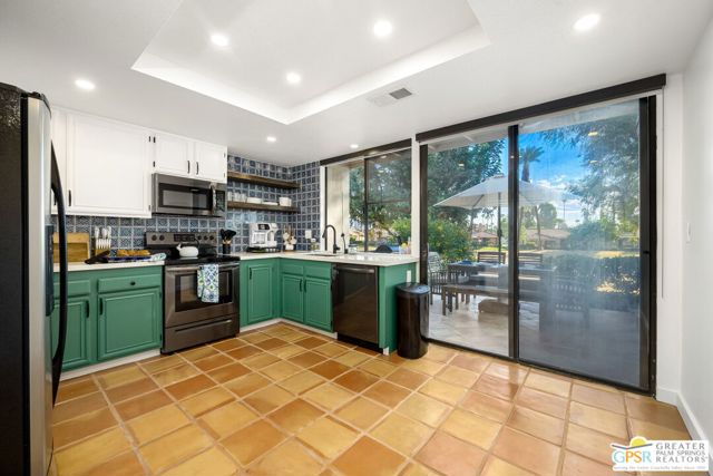 298 San Vicente Circle, Palm Desert CA: https://media.crmls.org/mediaz/396c3a91-b1ee-44ce-9ddf-f66ec0848ca0.jpg