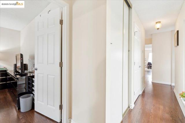 11772 Cranford Way, Oakland CA: https://media.crmls.org/mediaz/396c7e16-2a9f-40bf-a252-e76c159a1980.jpg
