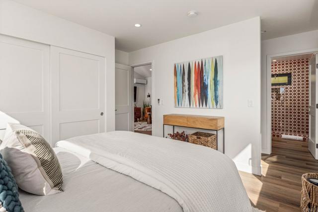 Detail Gallery Image 9 of 39 For 2087 via Ladeta, La Jolla,  CA 92037 - 2 Beds | 2 Baths