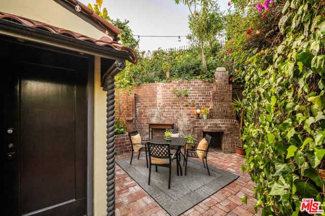 6655 Emmet Terrace, Los Angeles CA: https://media.crmls.org/mediaz/396de127-982e-4407-97ad-c66a44f62565.jpg