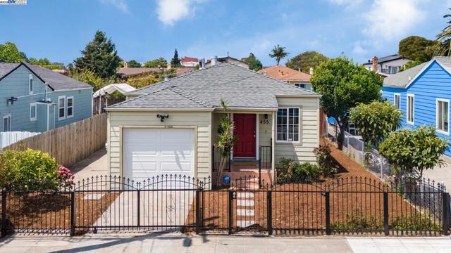455 32nd St, Richmond CA: https://media.crmls.org/mediaz/396e270c-264d-4985-b9e9-100ff0b1e125.jpg
