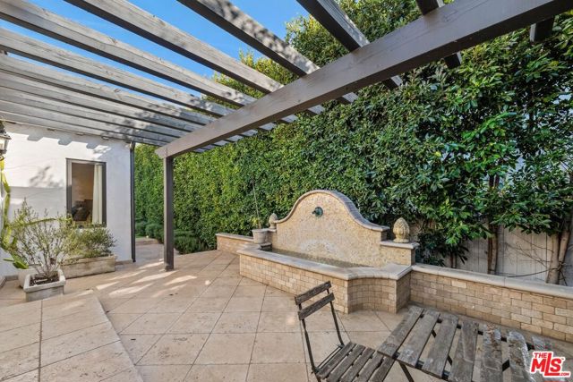 514 N Walden Drive, Beverly Hills CA: https://media.crmls.org/mediaz/396f34db-9864-4eb4-806d-132c08bc0b7b.jpg