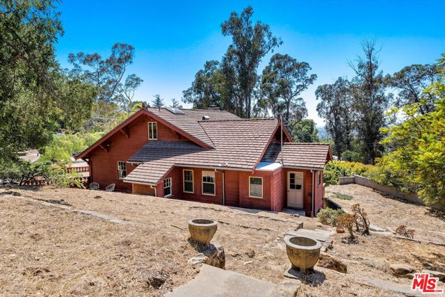 1060 Tremonto Road, Santa Barbara CA: https://media.crmls.org/mediaz/396ffe27-fc71-49ad-ba3a-74c6fc29cd90.jpg
