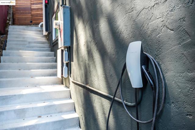 5646 Thornhill Dr, Oakland CA: https://media.crmls.org/mediaz/397018a5-a92e-4c10-b43b-d90db2f3024f.jpg