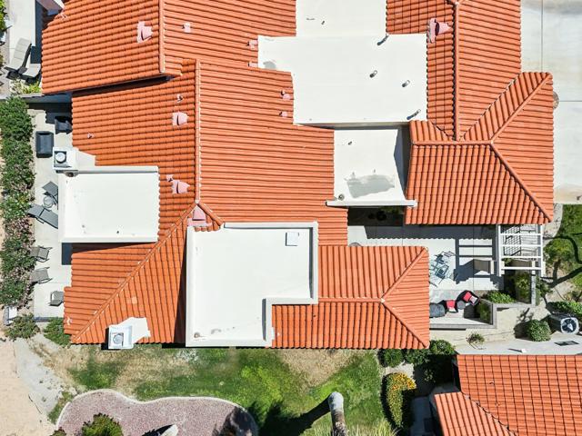 110 Celano Circle, Palm Desert CA: https://media.crmls.org/mediaz/3970c406-91d0-4da8-a13d-12fbf0d8700a.jpg