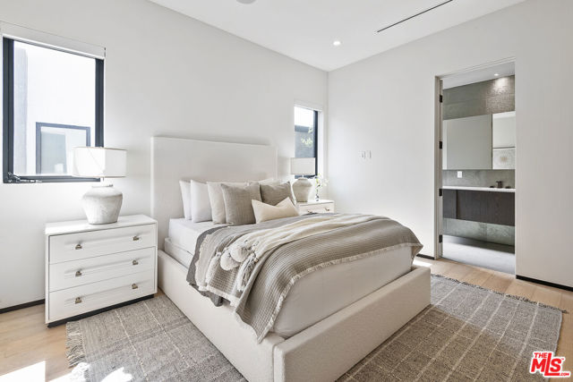 428 N La Jolla Avenue, Los Angeles CA: https://media.crmls.org/mediaz/39711aeb-5ece-4c6f-9b2e-64cf01f6dcf3.jpg