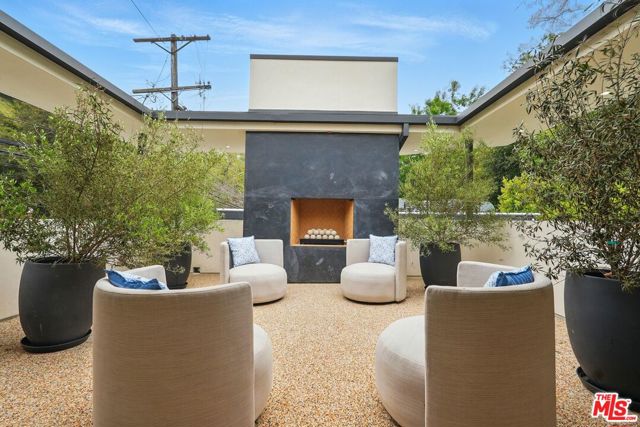 913 913 1/2 N Beverly Glen Boulevard, Bel Air CA: https://media.crmls.org/mediaz/3971217f-7141-42e6-88ce-ce1111b6768f.jpg