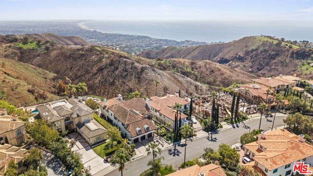 1821 Chastain, Pacific Palisades CA: https://media.crmls.org/mediaz/39712aa8-5a6f-4e41-af5a-d0f87762fc46.jpg