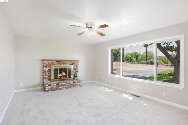 2921 Anderson Ln, Brentwood CA: https://media.crmls.org/mediaz/397176f9-005e-46bf-b217-9669679b67b4.jpg
