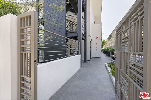 621 N Kings Road, West Hollywood CA: https://media.crmls.org/mediaz/39722133-ec3b-40b7-86fe-b0aaa4399821.jpg