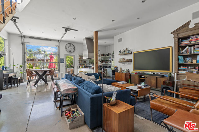550 Indiana Avenue, Venice CA: https://media.crmls.org/mediaz/39724d63-7b7c-4b40-bf86-87b50f1d59e2.jpg