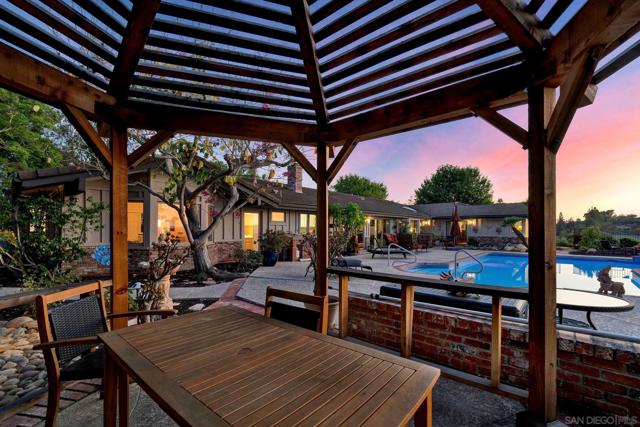 17505 Corte Lomas Verde, Poway CA: https://media.crmls.org/mediaz/3972728d-1e9f-40ed-b26e-e20303addc5e.jpg