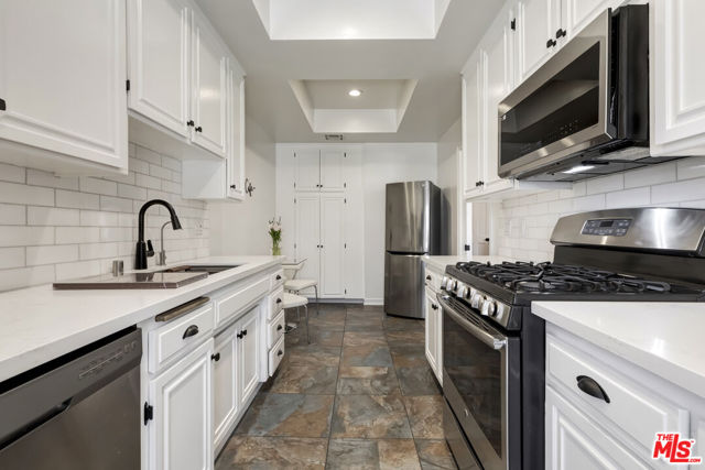 828 S Bedford Street, Los Angeles CA: https://media.crmls.org/mediaz/3972c4a9-36e0-4764-846e-74b8e26fbafc.jpg