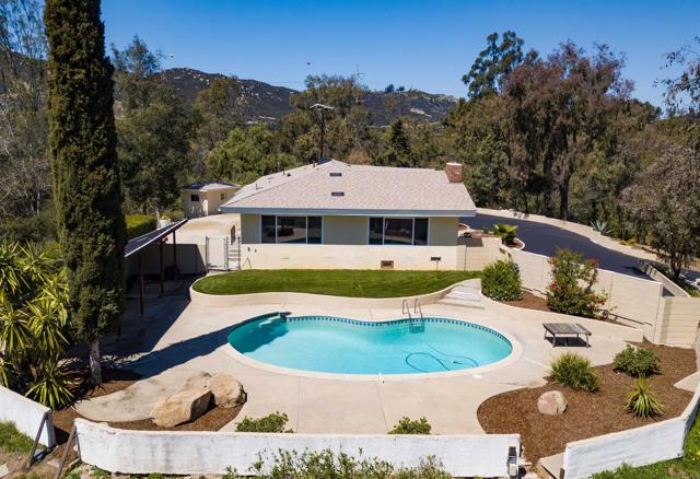 25311 Jesmond Dene Road, Escondido CA: https://media.crmls.org/mediaz/39730514-6645-4677-ab1c-bcc7a8101b61.jpg