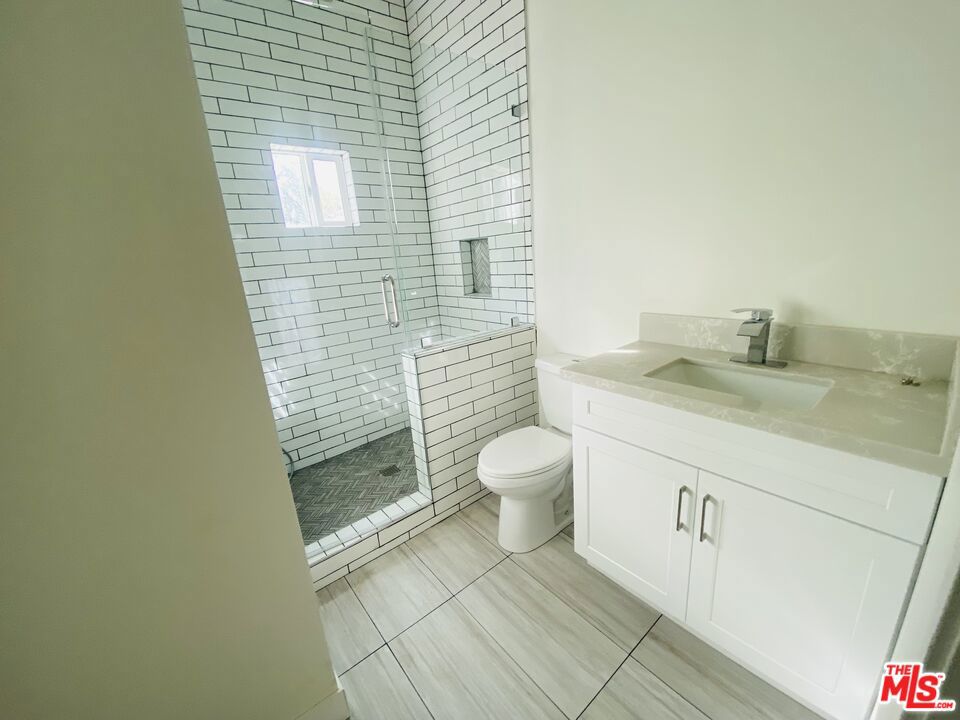 https://media.crmls.org/mediaz/3973b50c-f1b2-46db-b3f3-1d6d09687c89.jpg?preset=X-Large