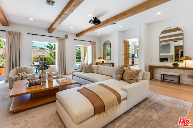 812 N Bedford Drive, Beverly Hills CA: https://media.crmls.org/mediaz/3973d123-2059-41fb-b28d-39a62462473c.jpg