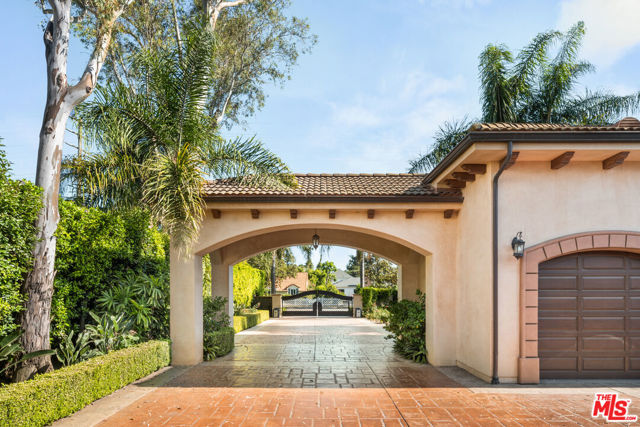 13845 Magnolia Boulevard, Sherman Oaks CA: https://media.crmls.org/mediaz/3973e8c4-55b7-411c-83da-1181b4380e93.jpg