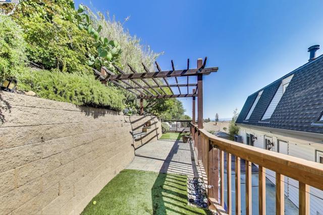 16660 Winding Blvd, San Leandro CA: https://media.crmls.org/mediaz/39742296-2502-4101-9de3-f871858c6203.jpg