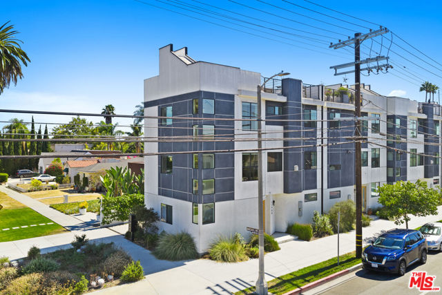 11900 Washington Place, Los Angeles CA: https://media.crmls.org/mediaz/3974b9d0-8eda-4c48-be11-46f97cfa403a.jpg