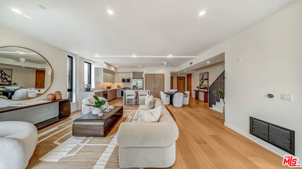 https://media.crmls.org/mediaz/3974fce3-77ac-4e77-a259-ae38c53df922.jpg?preset=X-Large
