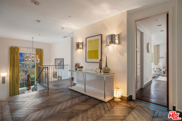 25029 Abercrombie Lane, Calabasas CA: https://media.crmls.org/mediaz/3975c702-f54e-48e5-8eef-0e6f47b5fcd9.jpg