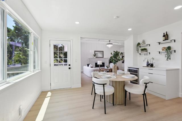 1218 Lattie Ln, Mill Valley CA: https://media.crmls.org/mediaz/39760ced-5e58-40ee-945e-bd365390531a.jpg